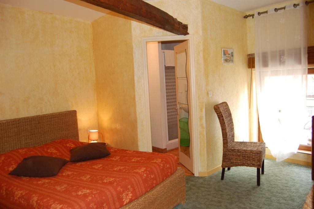 Auberge Du Bord Des Eaux - Demi-Pension Assuree Sur Reservation Сент-Аман-лез-О Номер фото