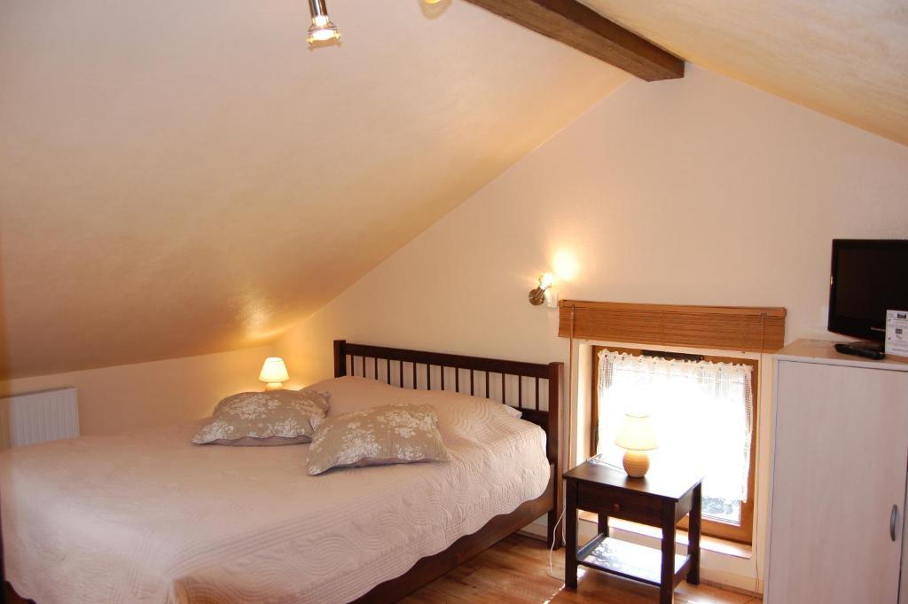 Auberge Du Bord Des Eaux - Demi-Pension Assuree Sur Reservation Сент-Аман-лез-О Номер фото